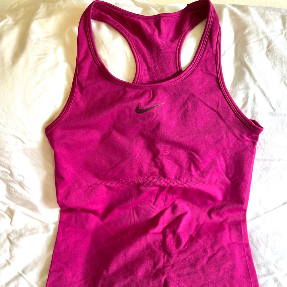 💕EUC Nike “fuschia”Racerback Tank in Large